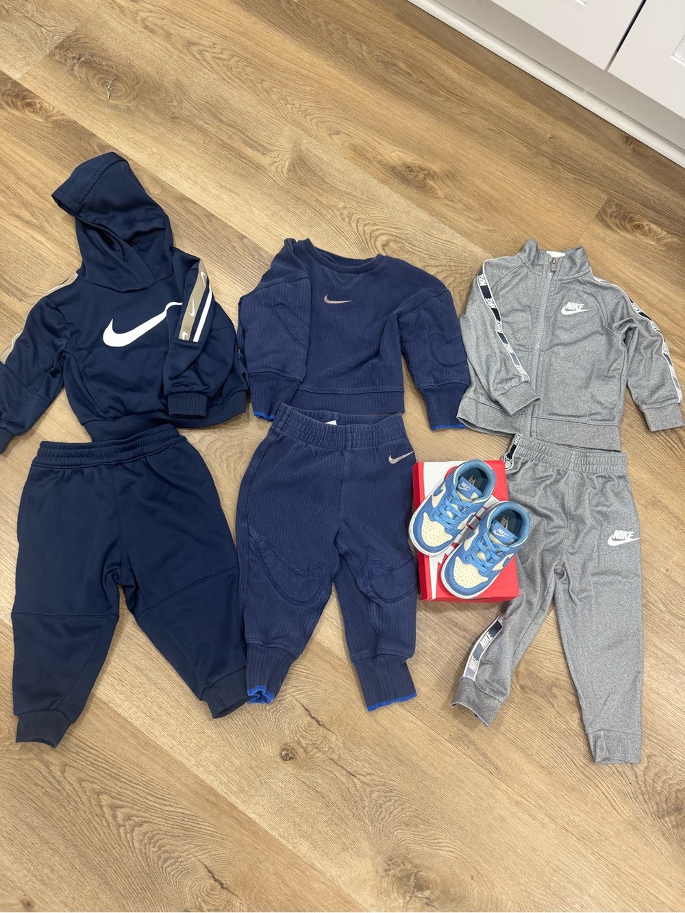 Nike Boys 18 months - Navy & Gray Activewear Sets with Blue/White Sneakers
